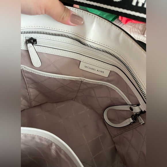 EXCLUSIVE Black & White MK tote - Picture 11 of 16